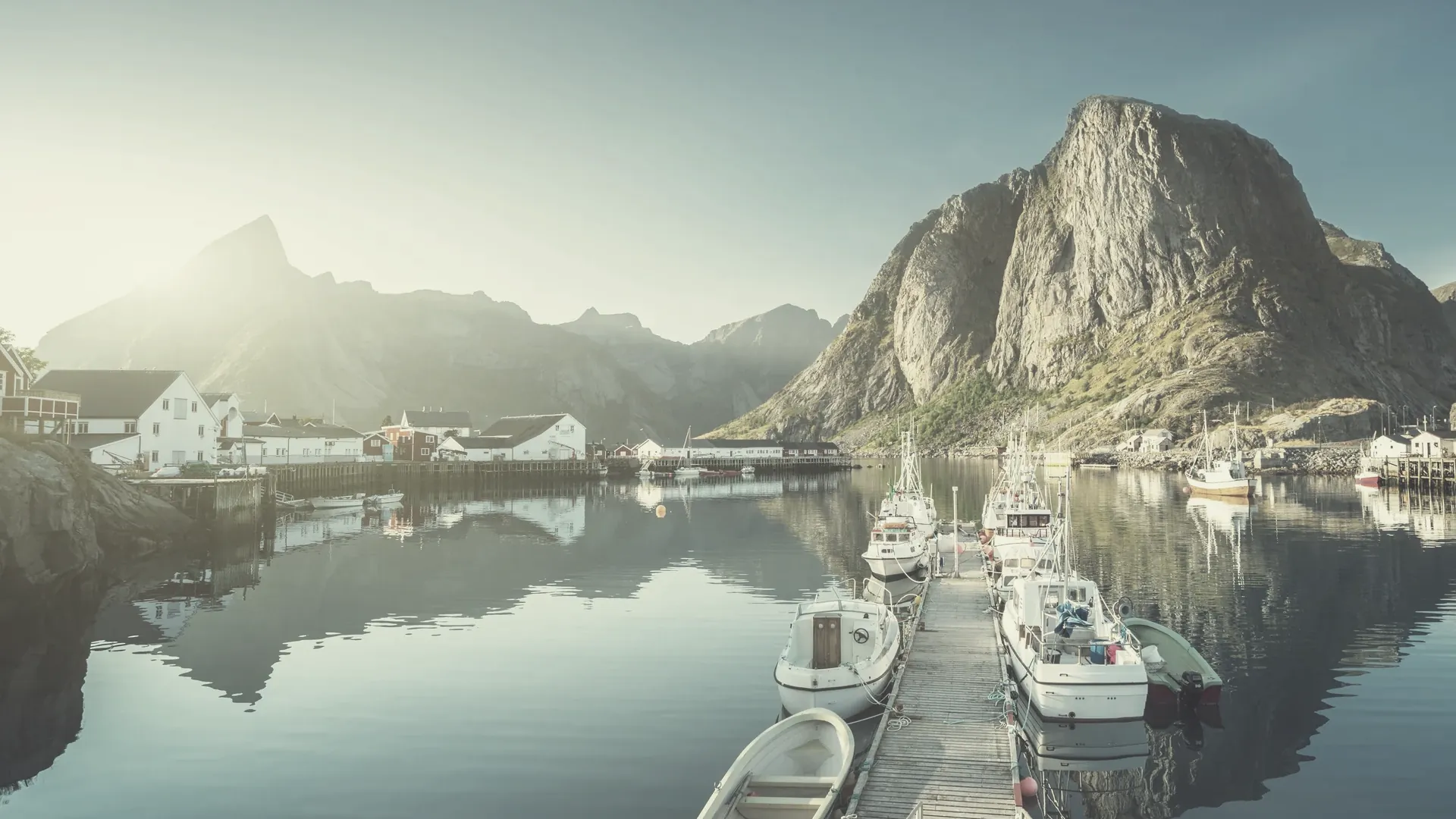 Abendlicht über einer Bucht mit Bergen im Hintergrund