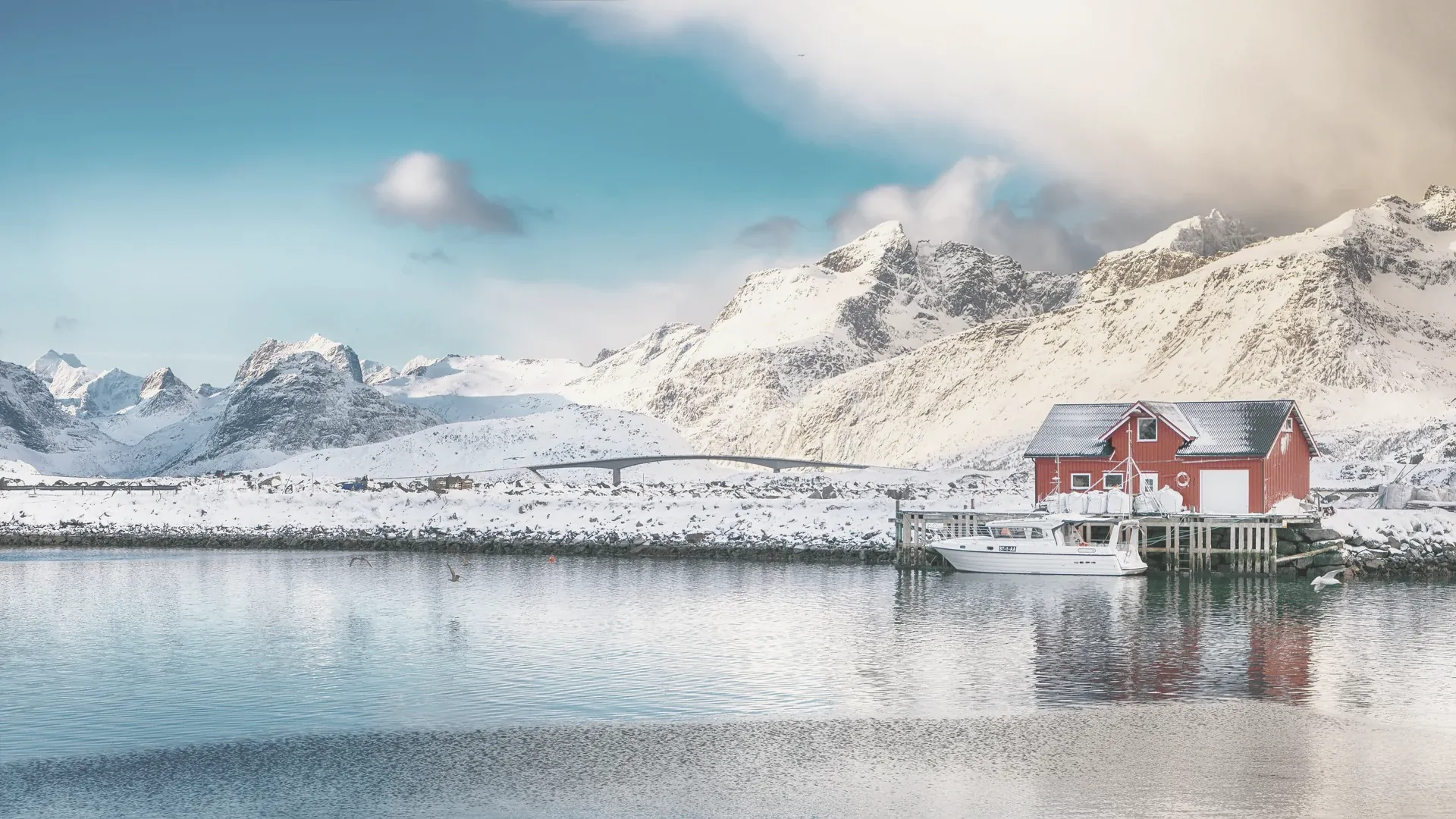Früher Morgen über einer Bucht, die Konturen der Berge noch weich